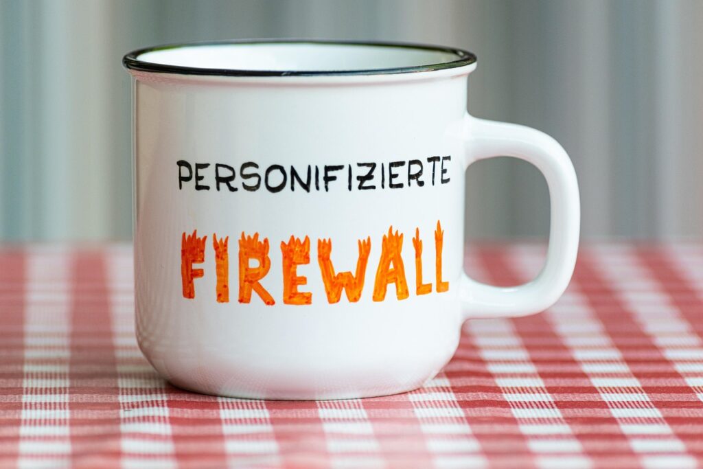 ce este un firewall intr-un sistem de securitate informatica?