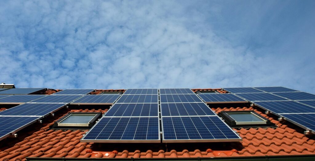 de cate panouri fotovoltaice ai nevoie pentru o casa